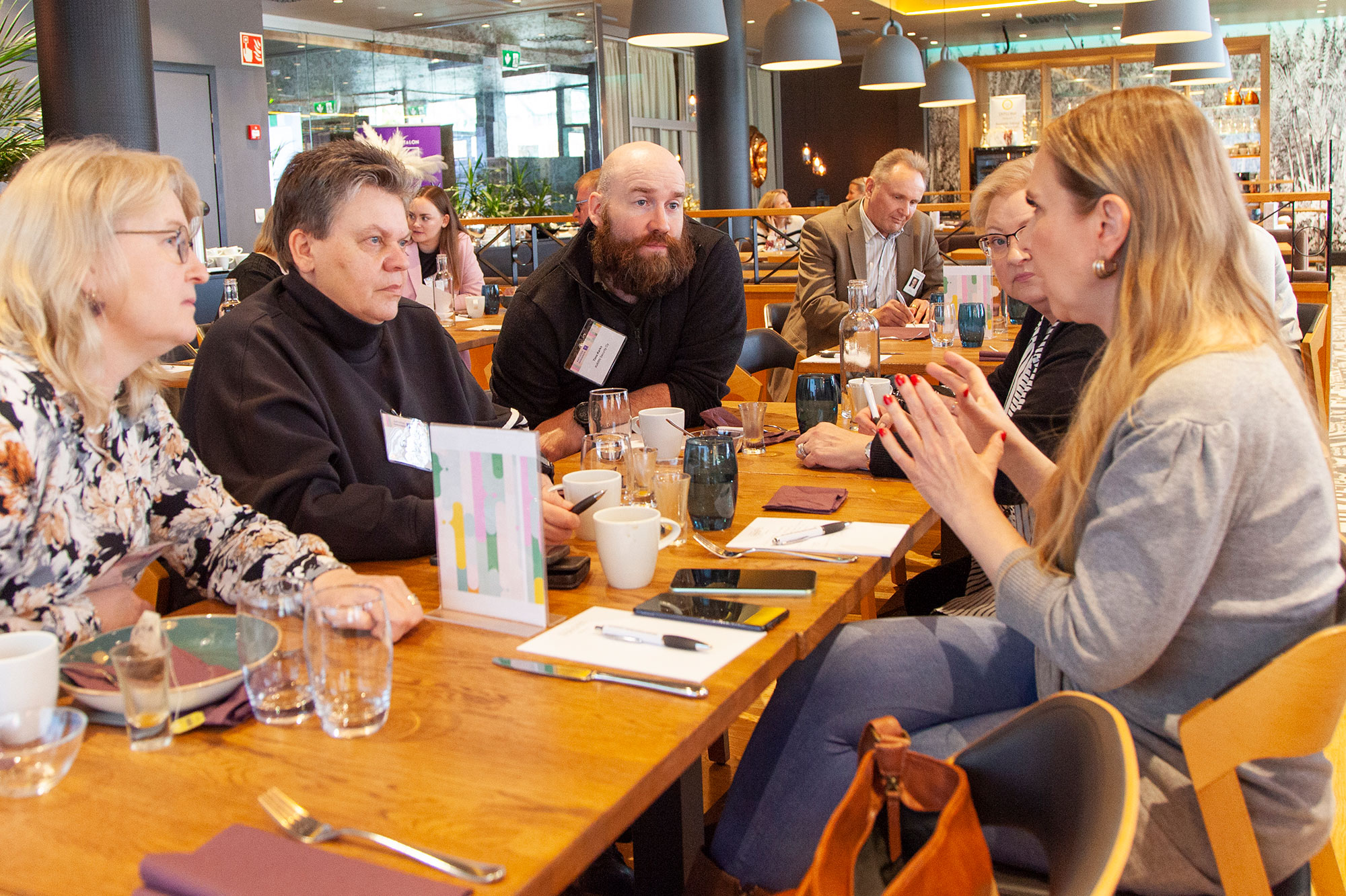 Ajatusten aamiaisen osallistujia keskustelemassa