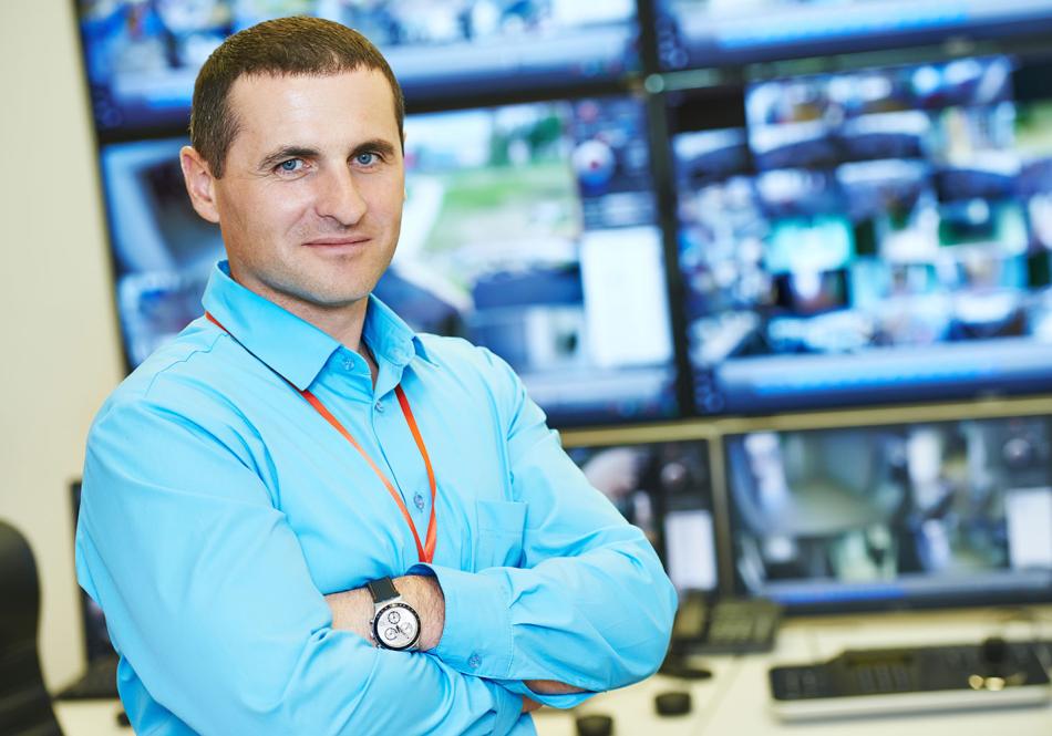 turvallisuusmies monitorit taustalla