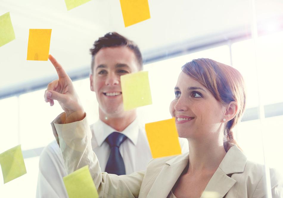 post-it laput lasiseinällä mies ja nainen