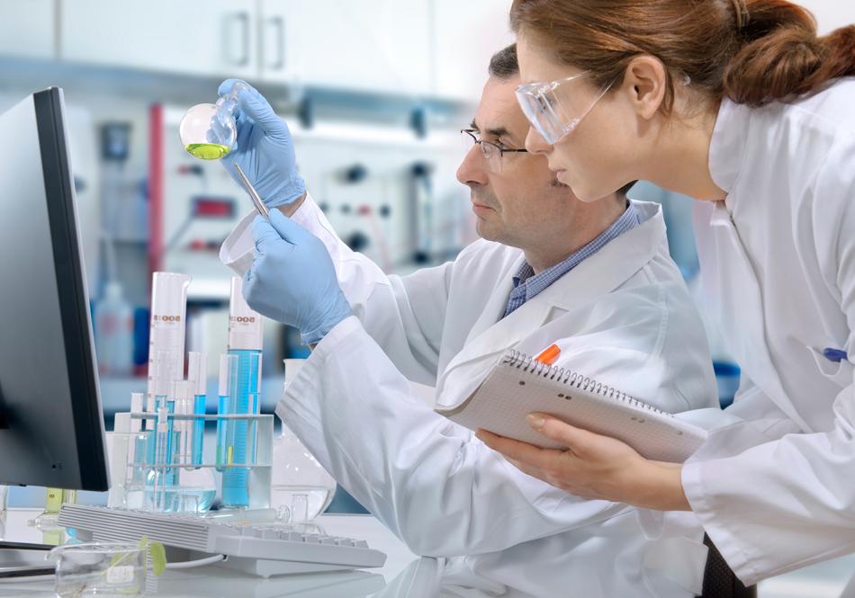 mies ja nainen laboratorio mittaus ja kirjaus