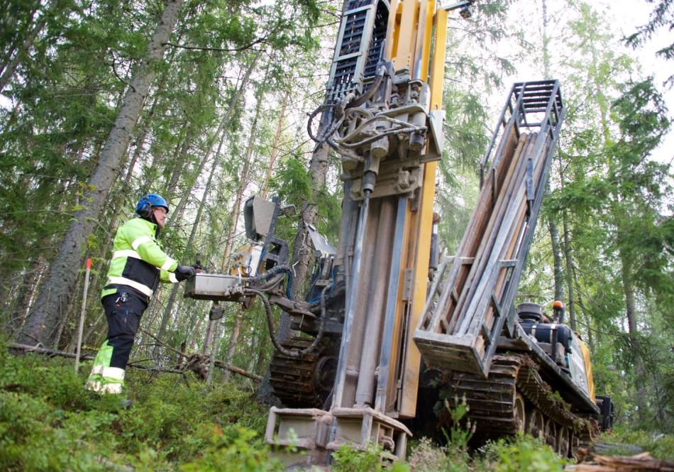 pohjatutkija työssä metsässä