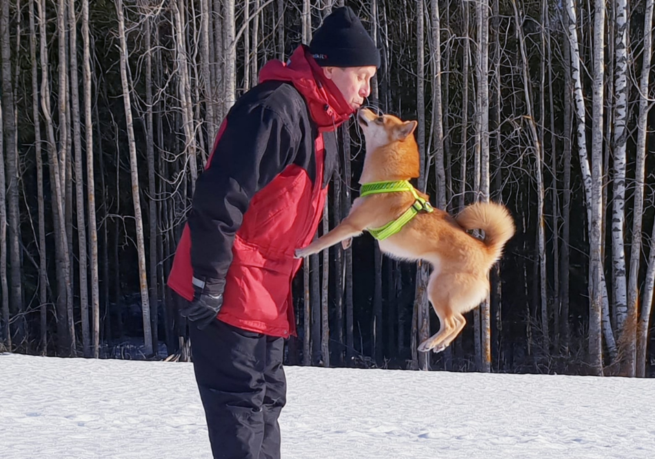 Siinä missä Jade on kissaihminen, Tatu on vannoutunut koiraihminen. Kuvassa Tatu koiransa Sifran kanssa.