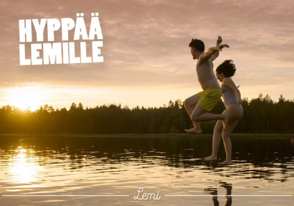Maaretin tekemää markkinointimateiaalia Lemin kunnalle. Kuvassa ihmiset hyppäävät järveen auringonlaskumaisemassa.
