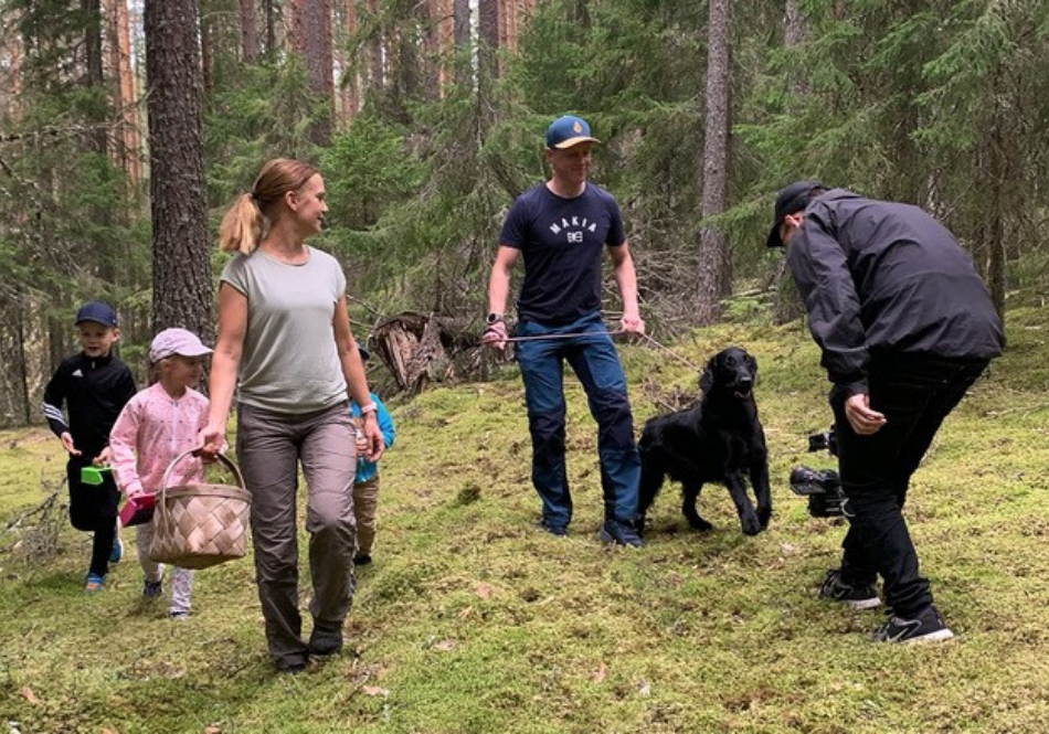 Making of -kuvamateriaalia Lemin markkinointivideon kuvauksista. Maaret toimi videon tuottajana. Kuvassa väkeä metsässä.