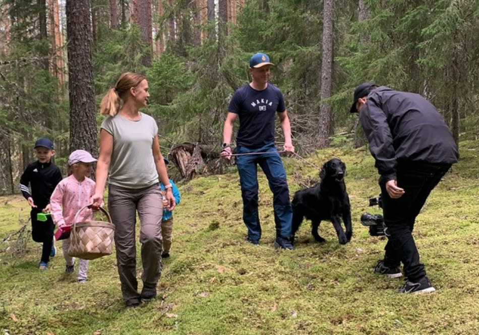 Making of -kuvamateriaalia Lemin markkinointivideon kuvauksista. Maaret toimi videon tuottajana.  Kuvassa väkeä metsässä.