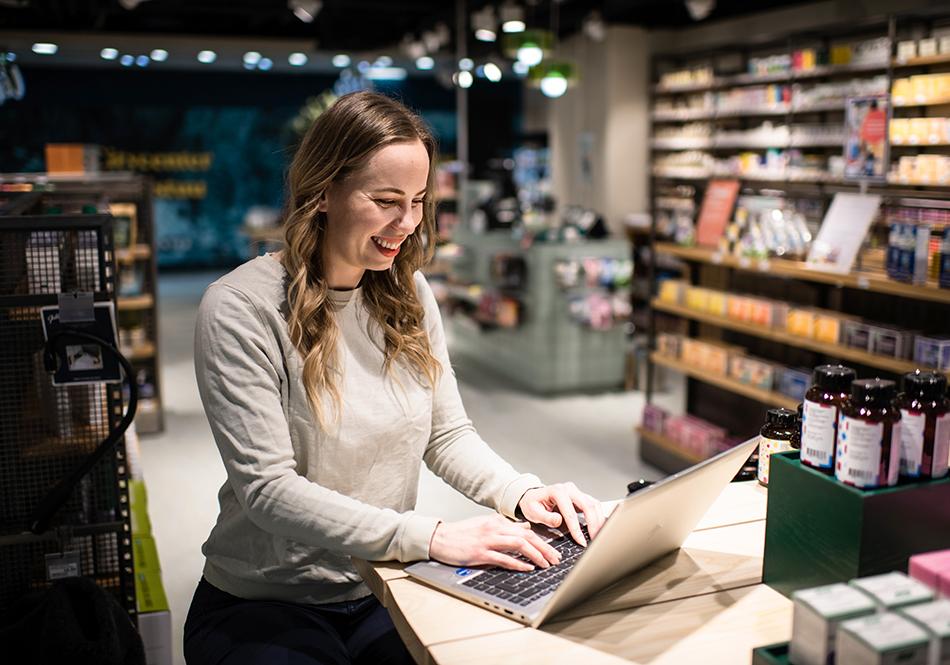 Kuvateksti: Citycenterin uudessa Life-myymälässä panostetaan työntekijöiden oppimiseen.