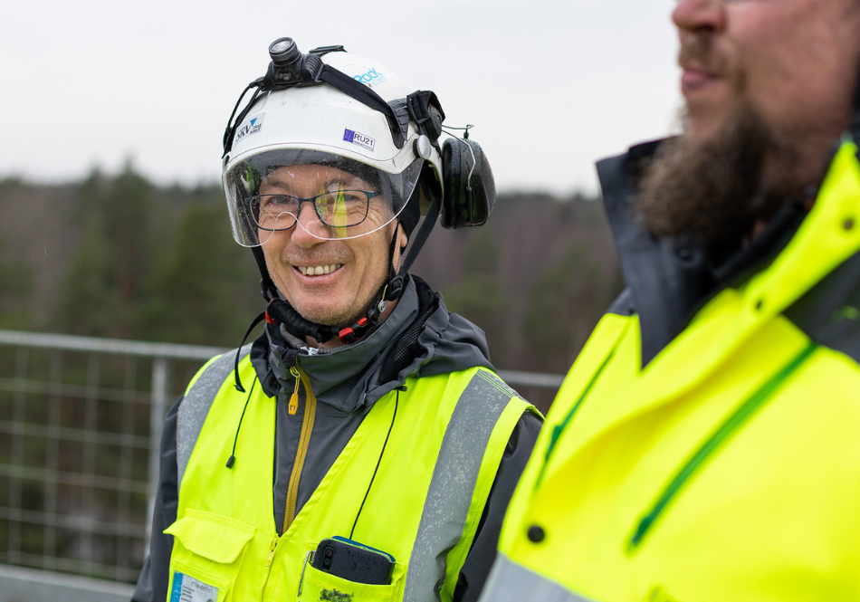 NW Suomen työntekijä työvaatteissa ja suojakypärässä.