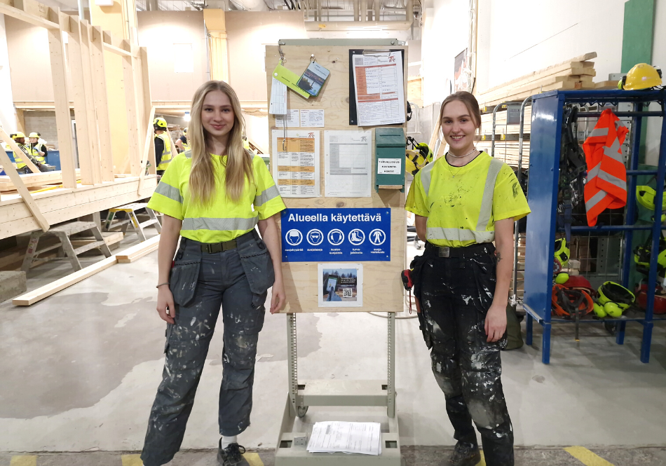 Oikealla Veronica Leppänen ja vasemmalla Edith Piksilä. Naiset opiskelevat Taitotalossa rakennusalan perustutkintoa.