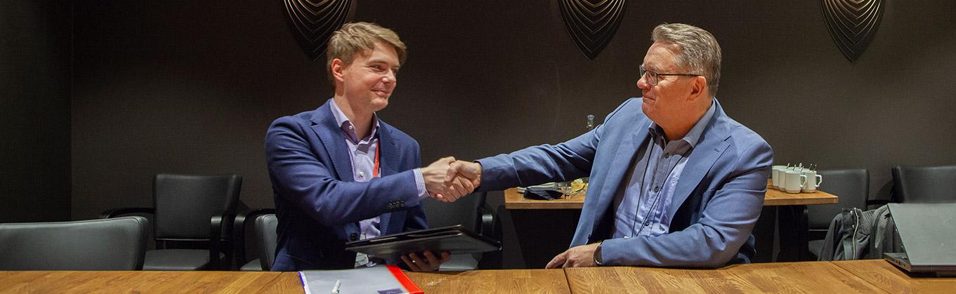 Kristian Tötterman ja Kari Juntunen kättelee