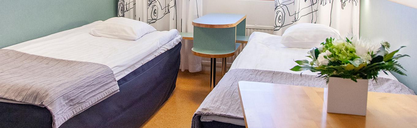 AEL Hotellin sänkyjä ja kukkia
