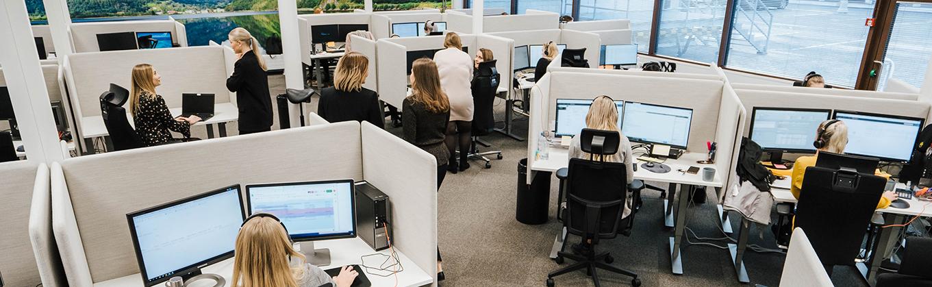 ihmisiä toimistossa ylhäältä kuvattuna Visma Solutions