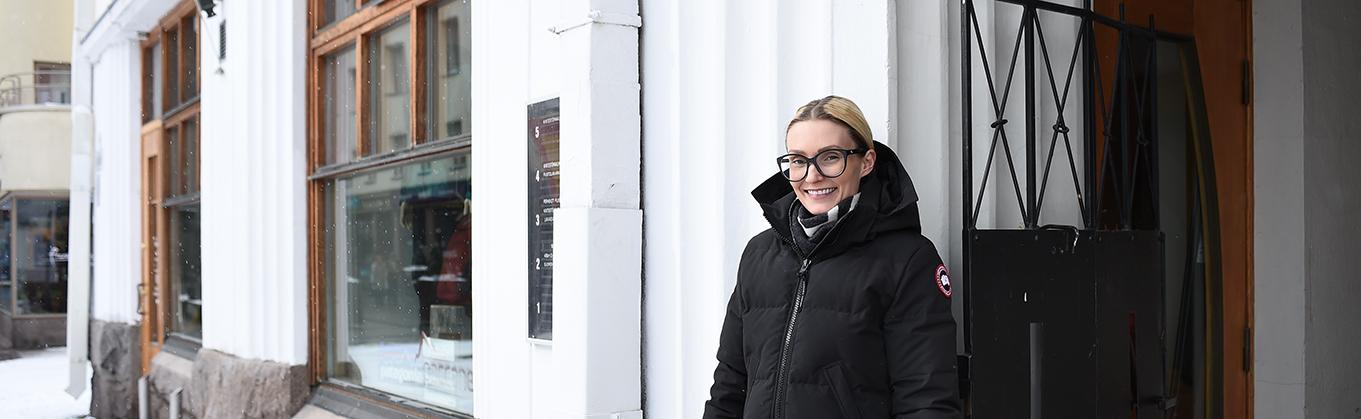 Kuvassa Jaana Mäntymaa Alltimen toimiston ulko-ovella