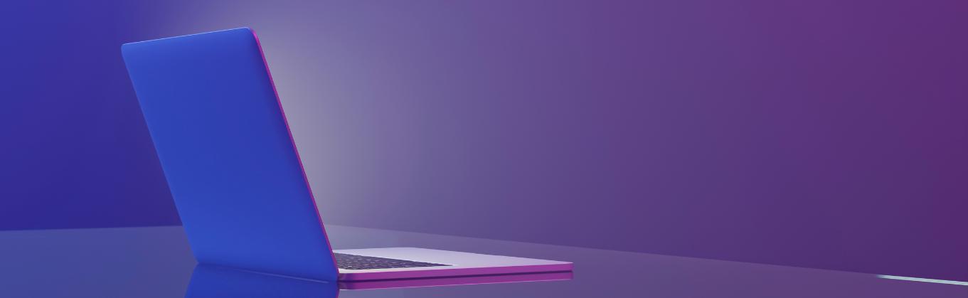 Kuvassa kannettava tietokone violettia taustaa vasten
