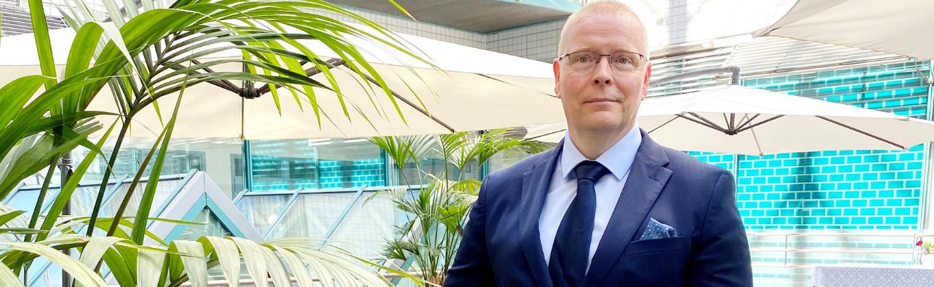 Jarkko Paananen tummassa puvussa.