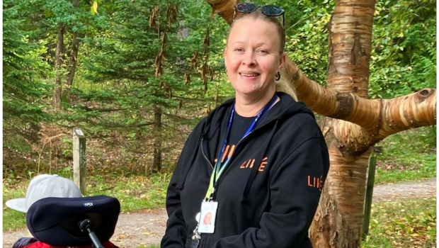 Kati Lehtinen-Bennett seisoo metsämiljöön edessä.