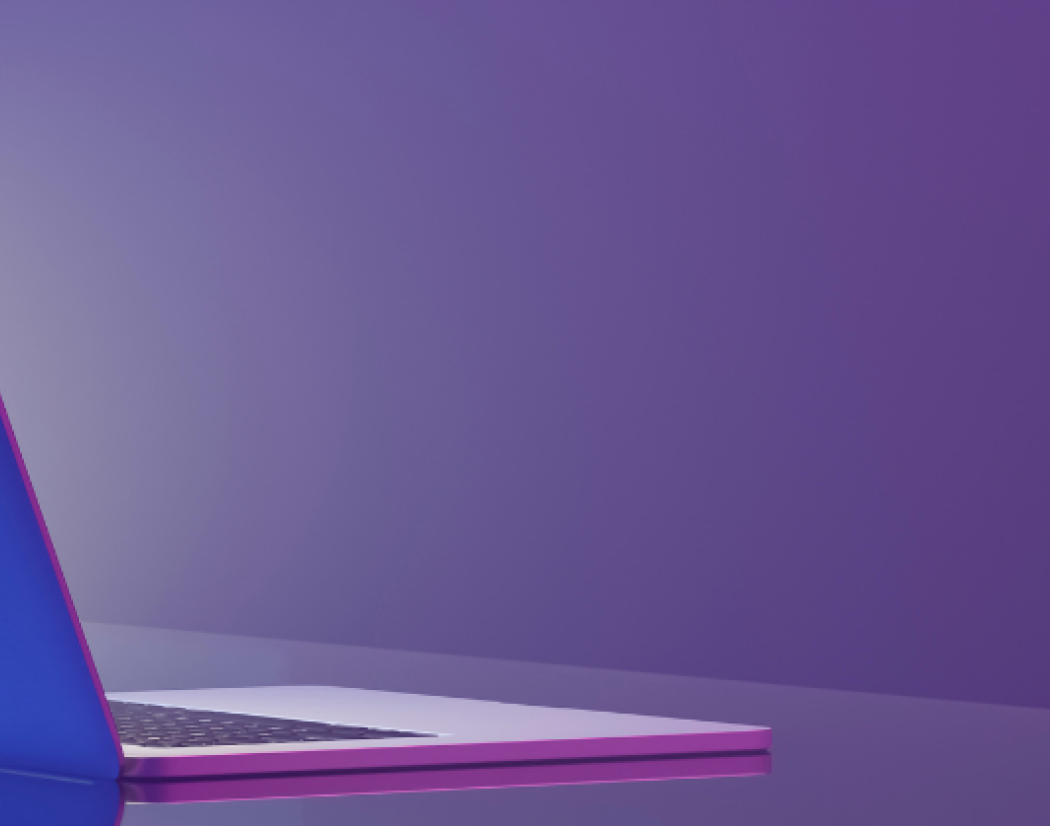 Kuvassa kannettava tietokone violettia taustaa vasten