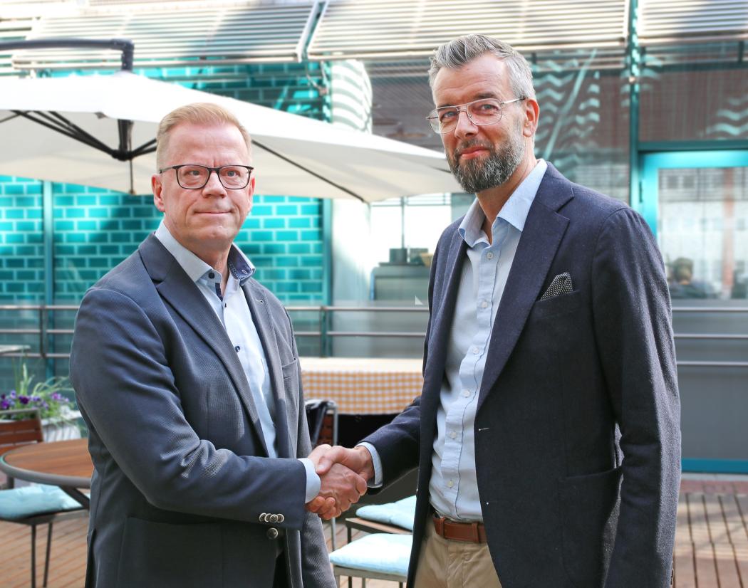 Nuutti Manninen Taitotalosta ja Kimmo Kivinen Capfulista kättelevät