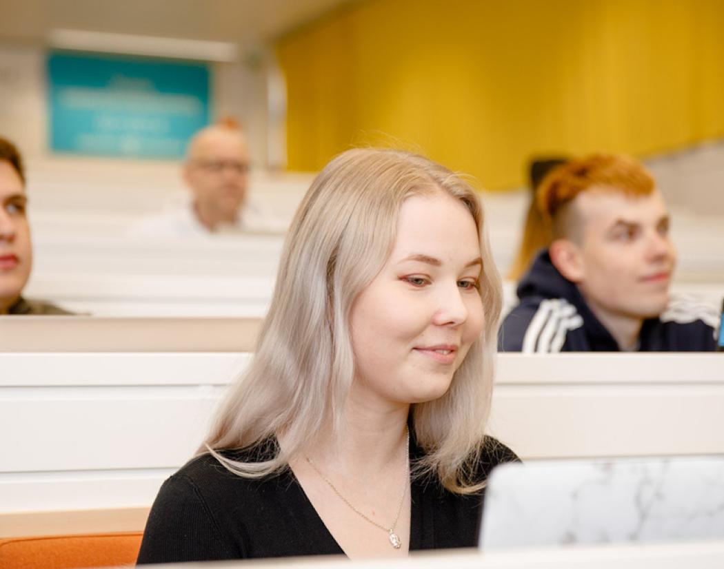 Vaasan ammattikorkeakoulu, kuvituskuva ihmisiä auditoriossa