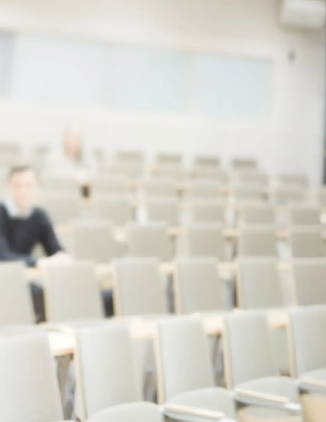 Asiantuntija kouluttaa auditoriossa