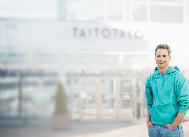 Opiskelija Taitotalon edustalla