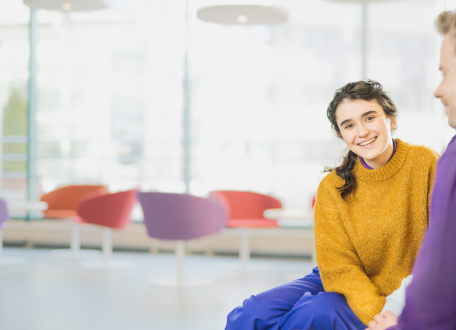 Opiskelijoita aulassa