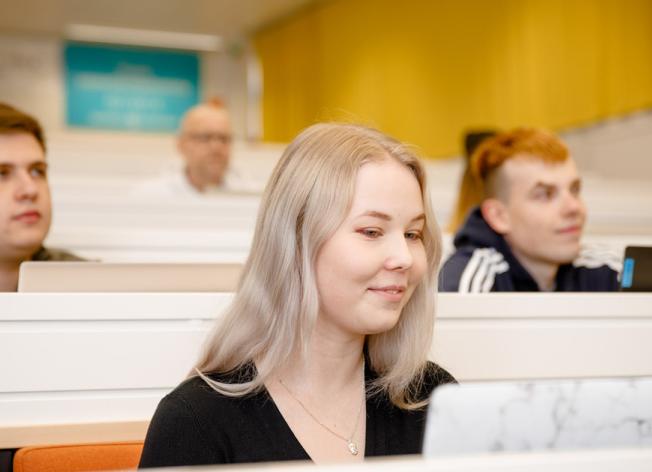 Vaasan ammattikorkeakoulu, kuvituskuva ihmisiä auditoriossa