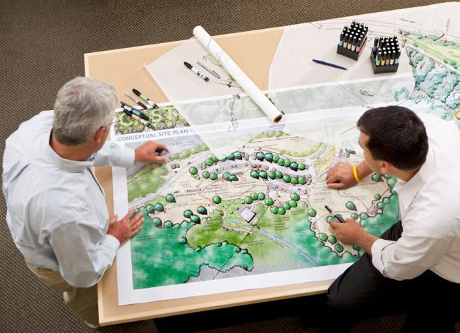 miehet kartan äärellä