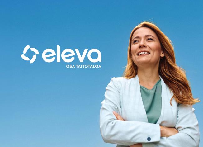 Nainen seisoo kädet puuhkassa, sininen taivas, Elevan logo