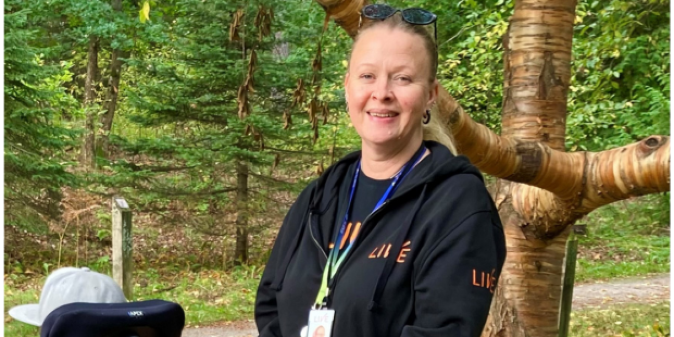 Kati Lehtinen-Bennett seisoo metsämiljöön edessä.