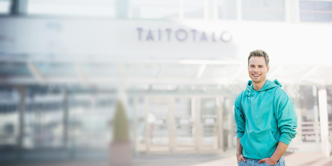 Opiskelija Taitotalon edustalla