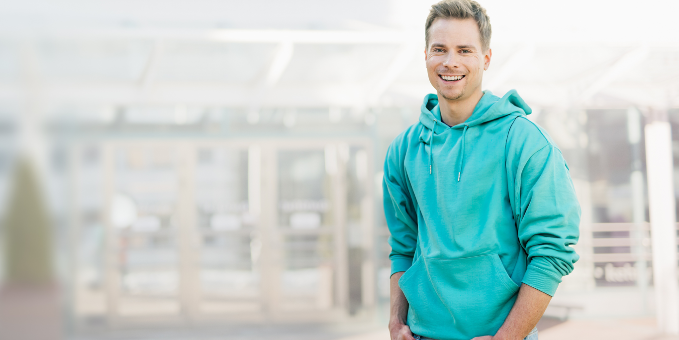 Opiskelija Taitotalon edustalla