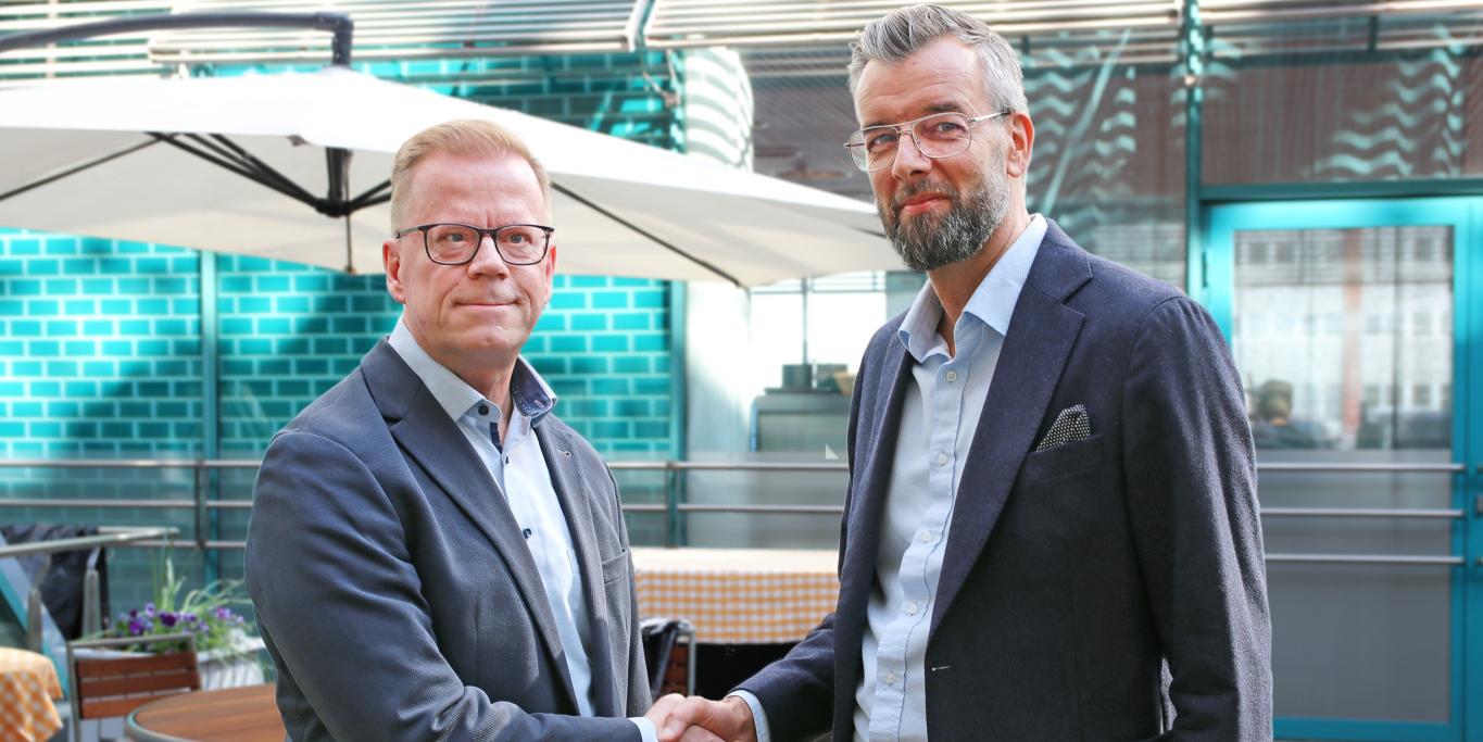 Nuutti Manninen Taitotalosta ja Kimmo Kivinen Capfulista kättelevät