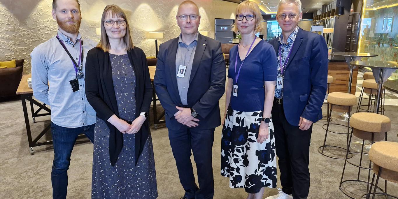 Terhi Peltokorpi ja Taitotalon henkilöstöä