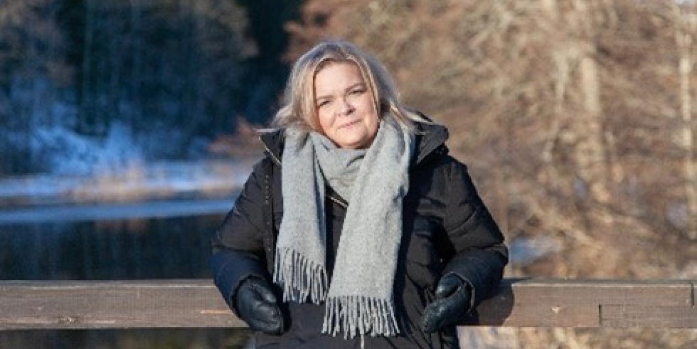 Kaarina Strandbegr ulkoilmassa
