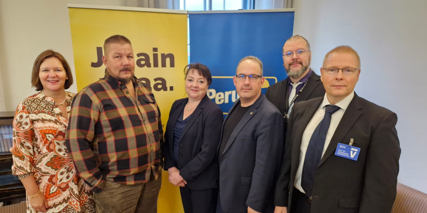 Perussuomalaisten kansanedustajia, koulutuspoliittinen asiantuntija ja Taitotalon edustajia