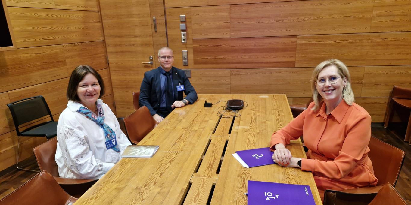 Kansanedustaja Tuula Haatainen ja Taitotalon vierailijat