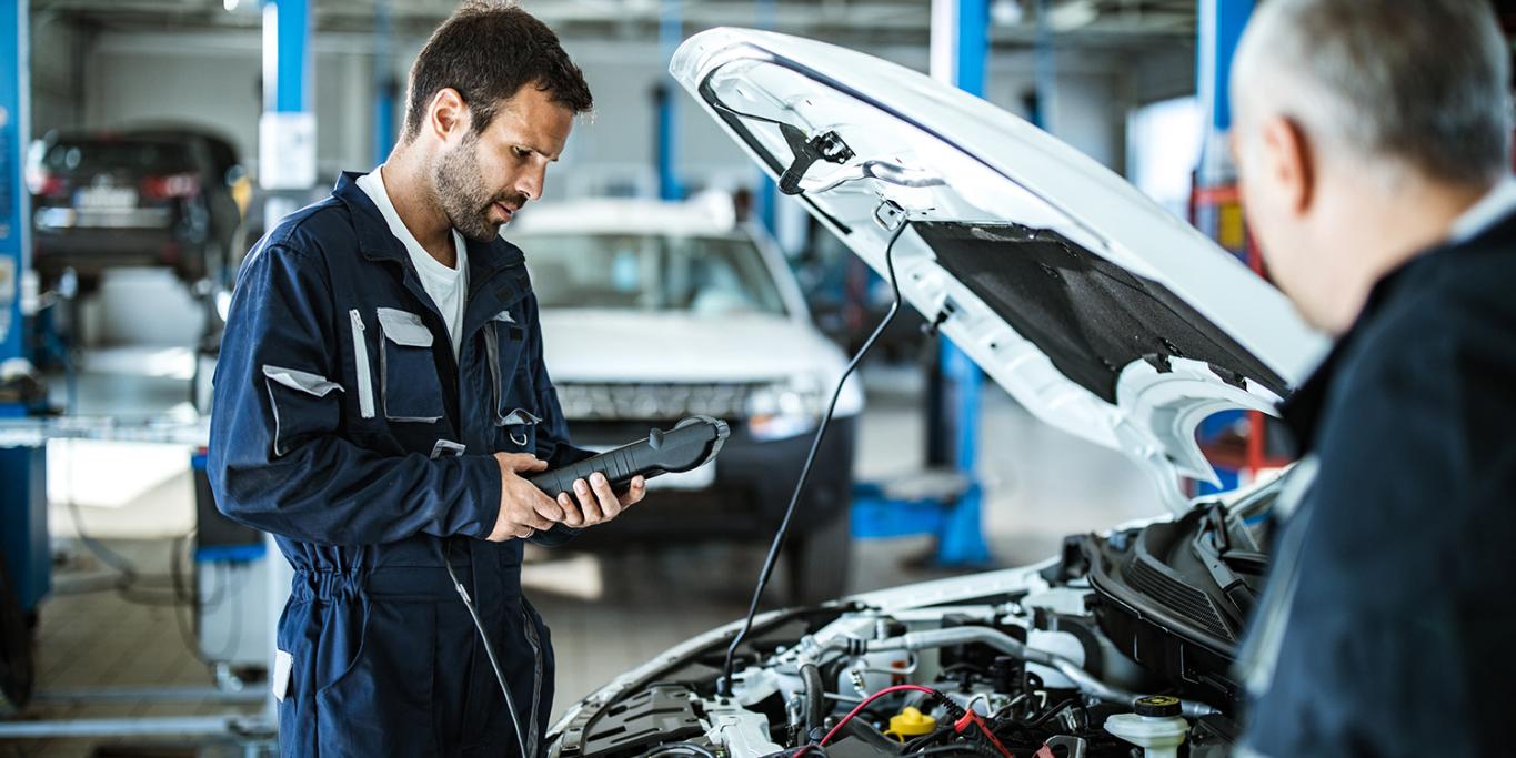 Automekaanikko huoltaa autoa