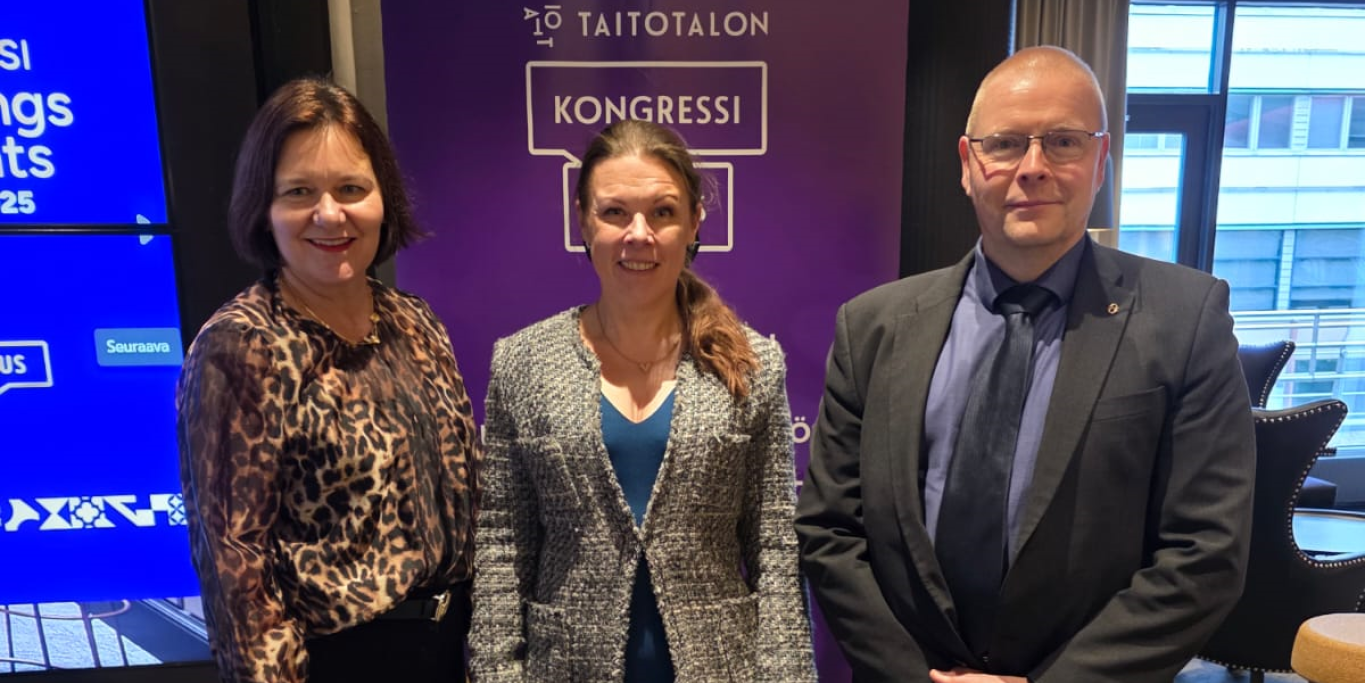 Kuvassa Laura Hollanti ja Taitotalon edustajia