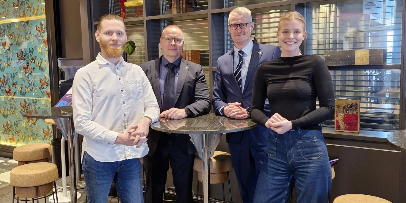Kansanedustaja Limnéll ja muut vierailulle osallistujat