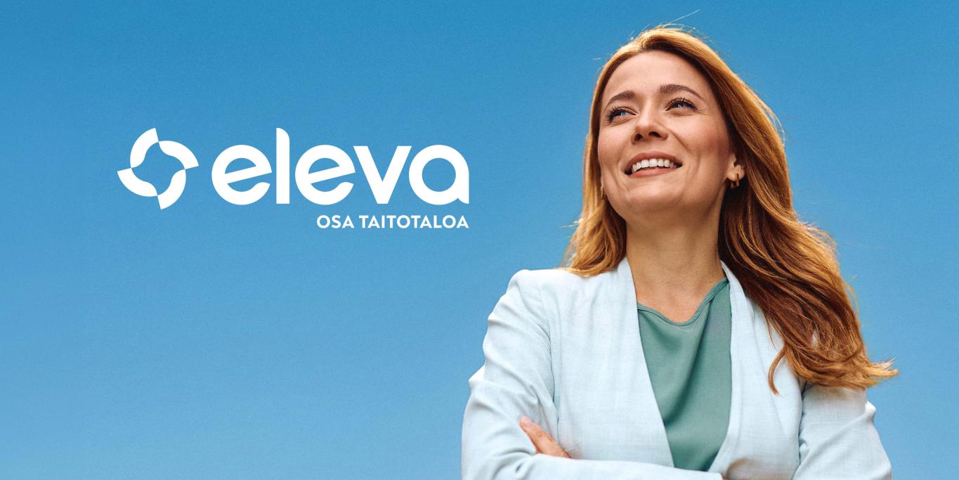Nainen seisoo kädet puuhkassa, sininen taivas, Elevan logo