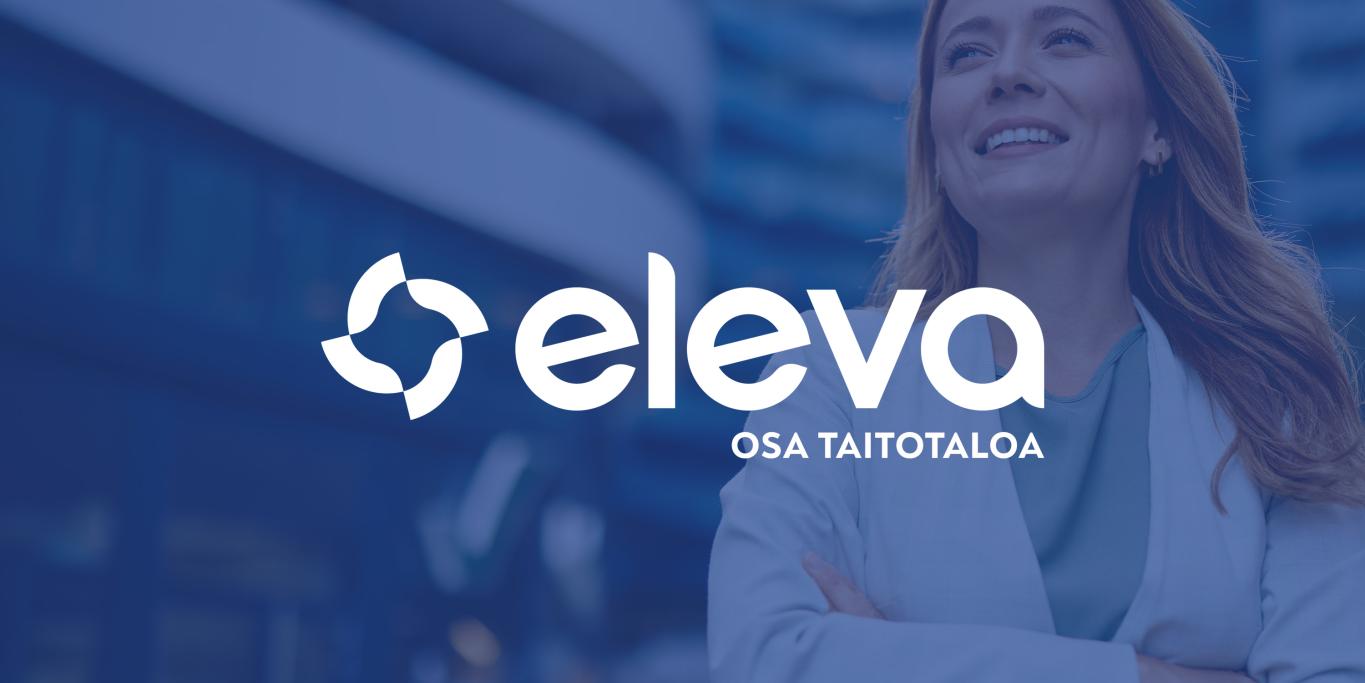 Taustalla sinisen verhon takana kerrostalo ja nainen. Tektsi Eleva osa Taitotaloa.