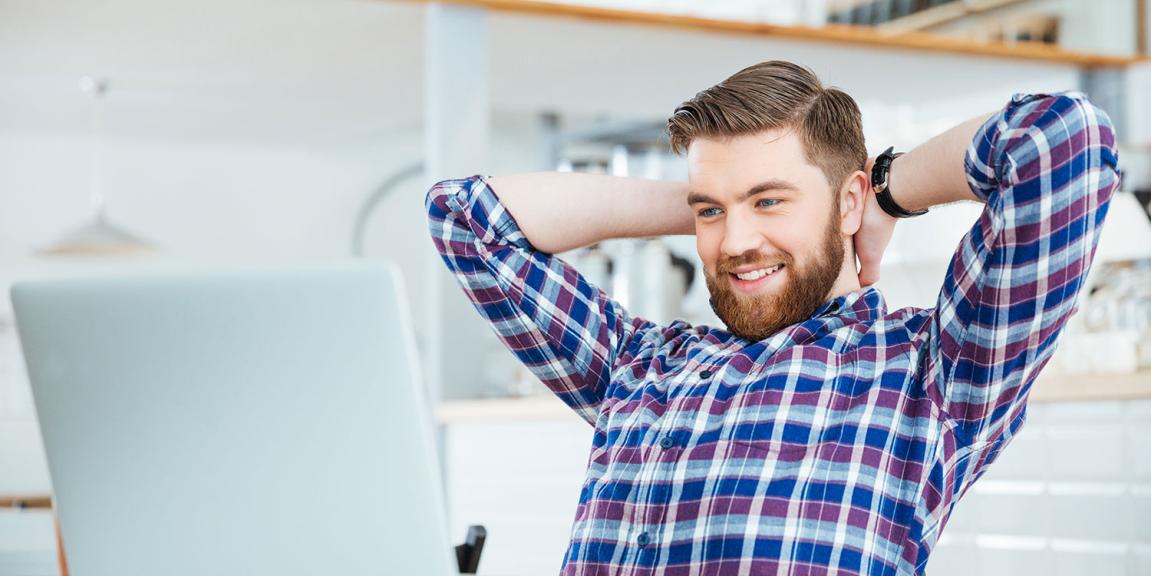 mies tyytyväinen näyttöpäätetyössä