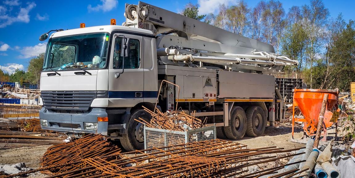 Betonipumppuauto rakennustyömaalla