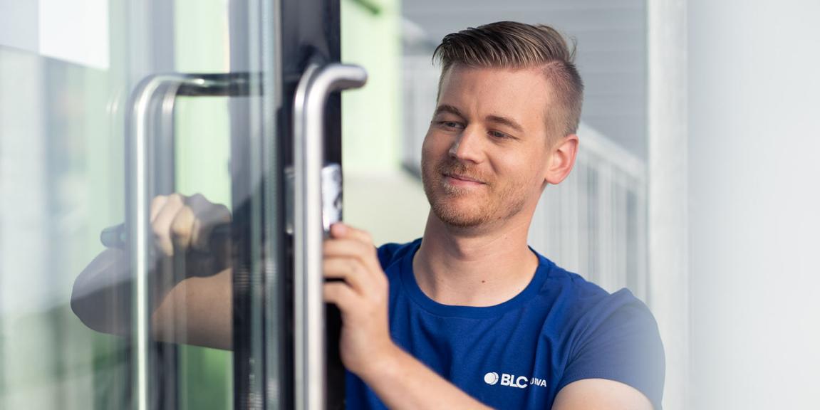 Mies tekee lukkotöitä