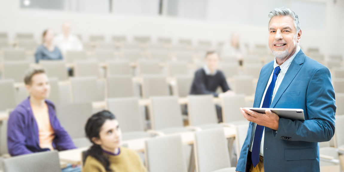 Opiskelijoita auditoriossa