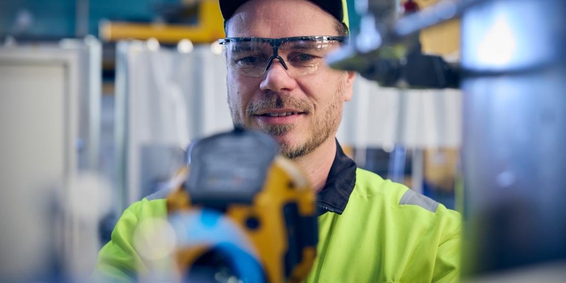 Lippalakkinen mies katsoo lämpökameraa
