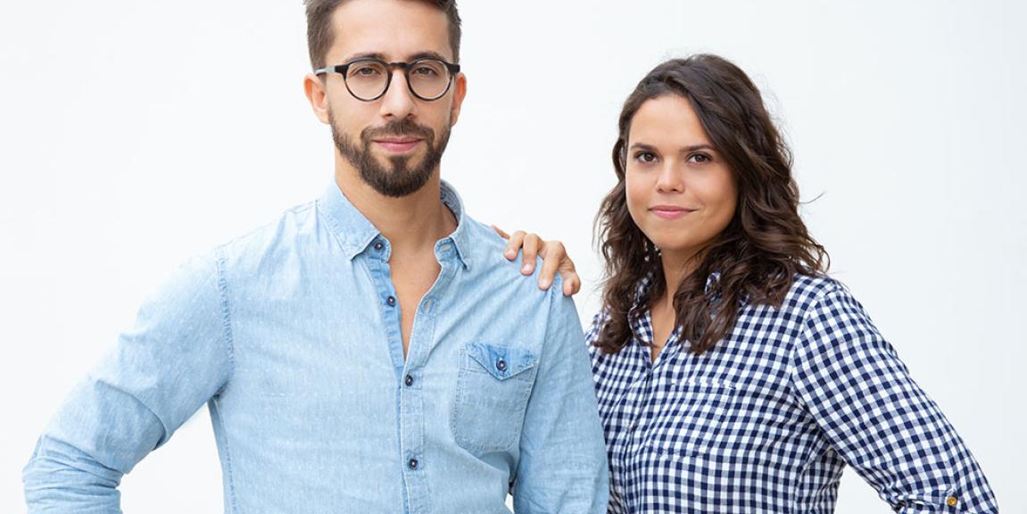 mies ja nainen seisovat katse kameraan