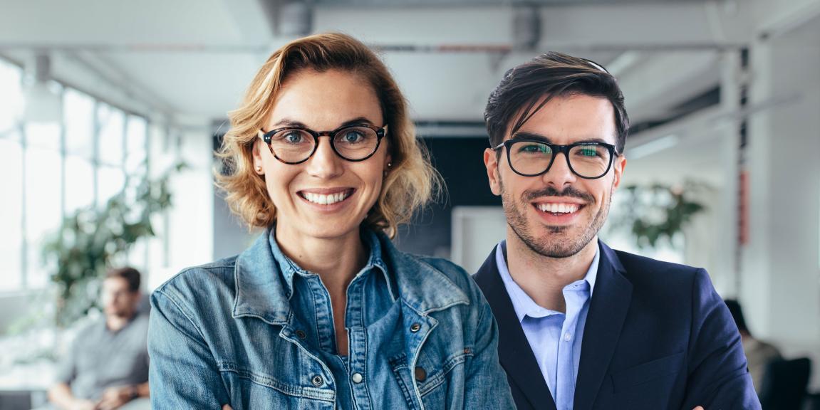 mies ja nainen kasvot kameraan