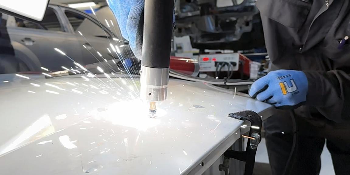 Auton alumiiniosien korjausta