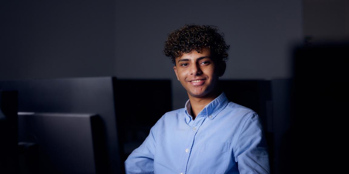 Nuori mies työskentelee tietokoneella